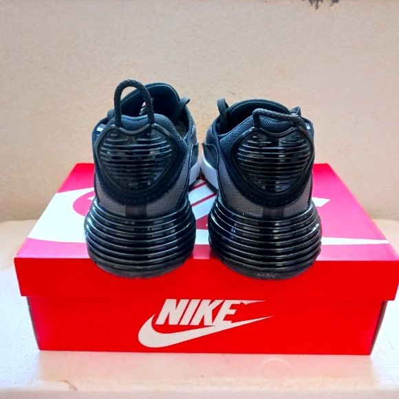 Nike - Picture 2 of 4